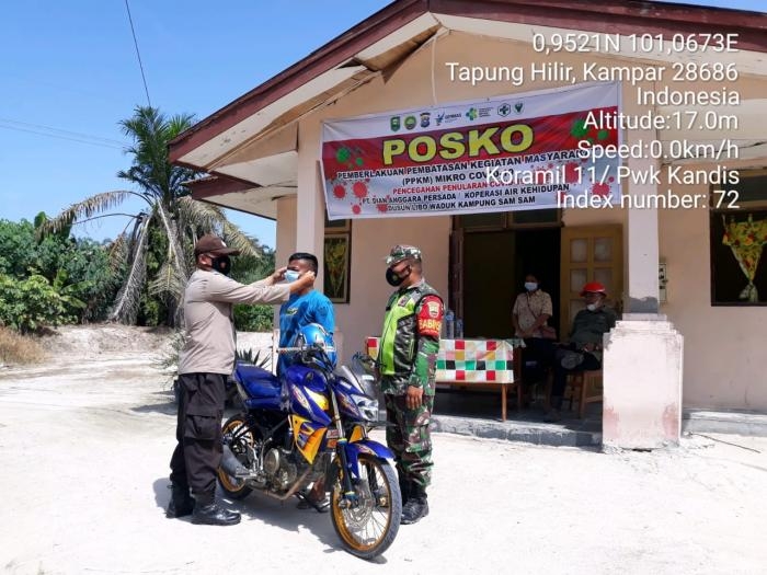 Cegah Penularan Virus, Babinsa Kampung Sam Sam Gelar Operasi di Pos Penyekatan PPKM