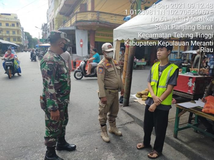 Personil Koramil 02 TT Bersama Tim Gabungan Gelar Operasi Prokes di Kelurahan Selatpanjang 