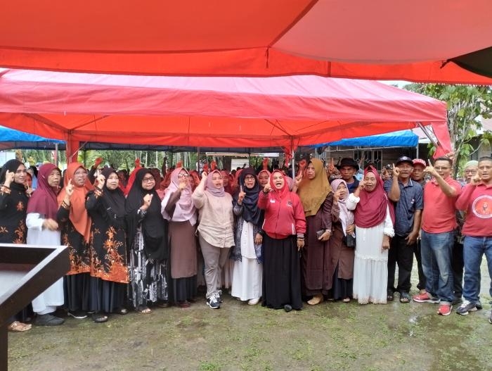 Meski Diguyur Hujan Masyarakat Desa Deluk Antusias Ikut Kampanye KBS 