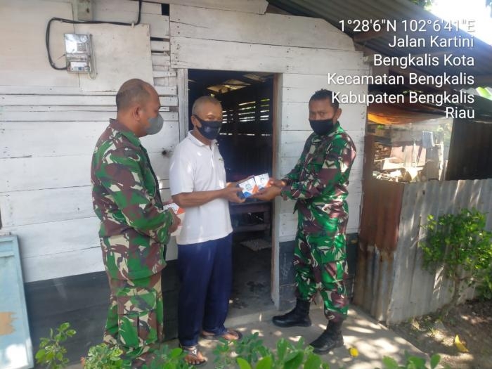 Bantu OTG di Kota Bengkalis, Serda Rustam Bersama Tim Gabungan Bagikan Obat Isoman