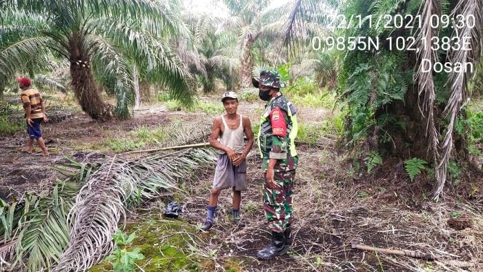 Agar Situasi Lingkungan Tetap Kondusif, Serda Edi Warman Giat Lakukan Patroli