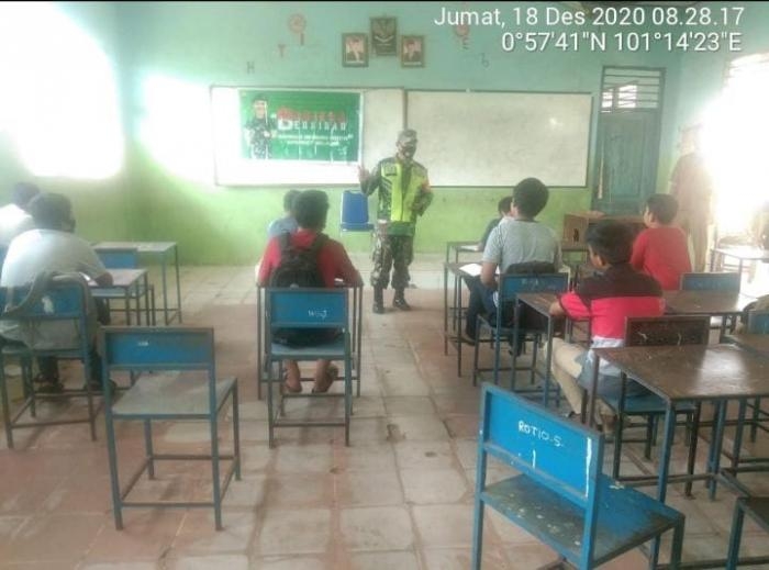 Anggota Danramil 11/Pwk Kandis gelar patroli gakplin protokol kesehatan