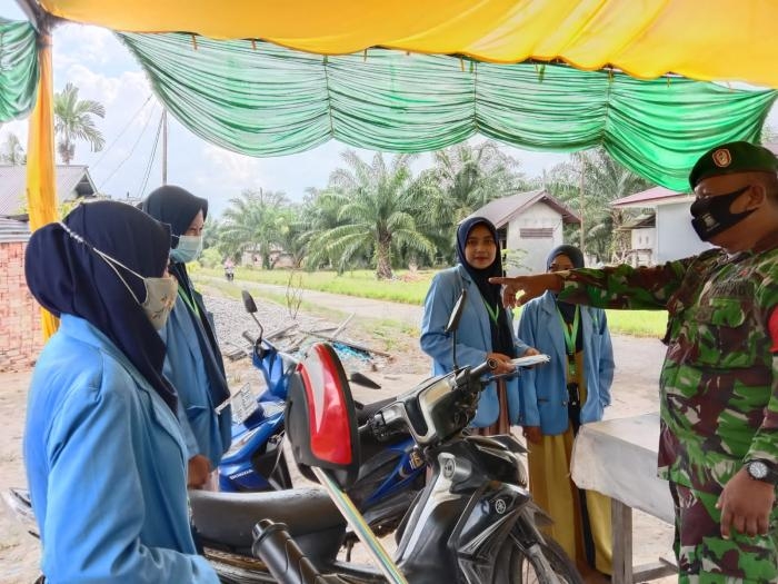 Cegah Covid 19, Sertu Khairul Bhakti Giat Lakukan Operasi Prokes di Desa Laksamana