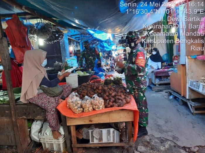 Cegah Covid 19, Anggota Koramil 04 Mandau Gelar Patroli Prokes Di Pasar Dewi 