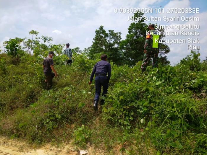 Pantau Karlahut, Anggota Koramil 11 Kandis Sertu Suriyadi Giat Lakukan Patroli