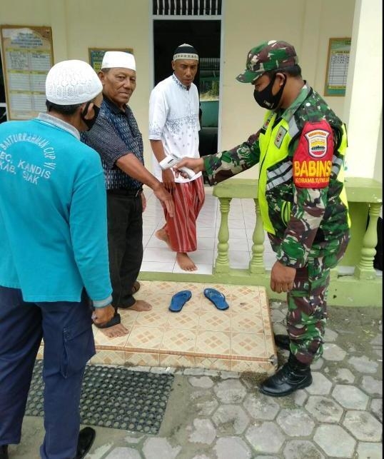 Cegah Covid - 19, Babinsa Koramil 11/Pwk Kandis gelar patroli dan sosialisasi protokol kesehatan.