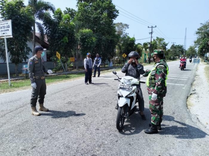 Putus Penyebaran Covid 19, Personil Koramil 12 Sabak Auh Giat Lakukan Patroli Prokes