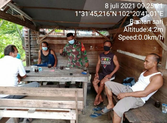 Putus Covid 19, Babinsa Desa Bantan Sari Giat Lakukan Komsos