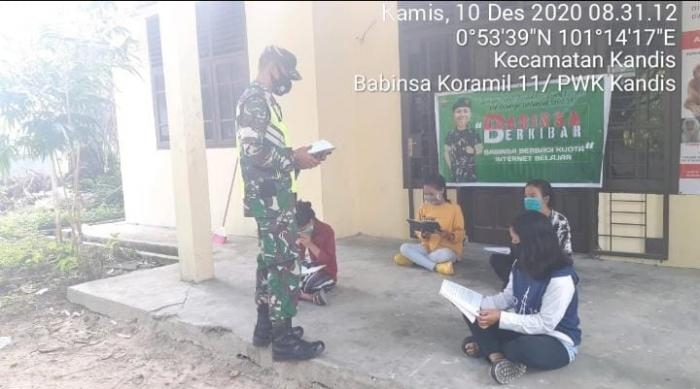Anggota Danramil 11/Pwk Kandis Berikan Paket Internet Gratis Kepada Siswa