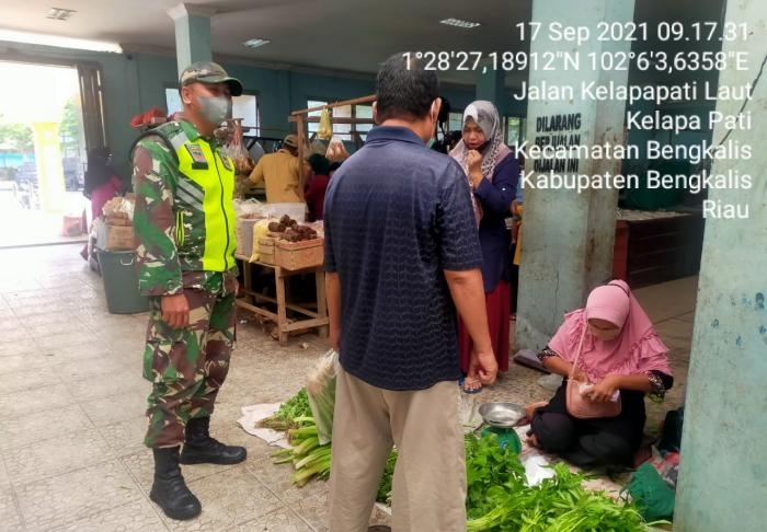 Putus Penyebaran Covid 19 di Pasar Terubuk, Serda Andi Kesuma Giat Lakukan Patroli 