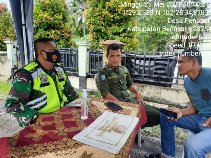 Meskipun Suasana Idul Fitri Masih Terasa, Babinsa Desa Penebal Giat Lakukan Komsos Kepada Warga