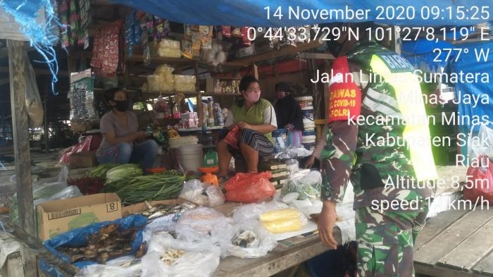 Cegah Covid 19 anggota Danramil 11/Pwk Kandis gelar patroli gakplin protokol kesehatan.