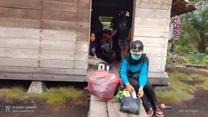 Kades Bantan Timur Sani Salurkan Bantuan Sembako Kepada Warga Terpapar Covid - 19