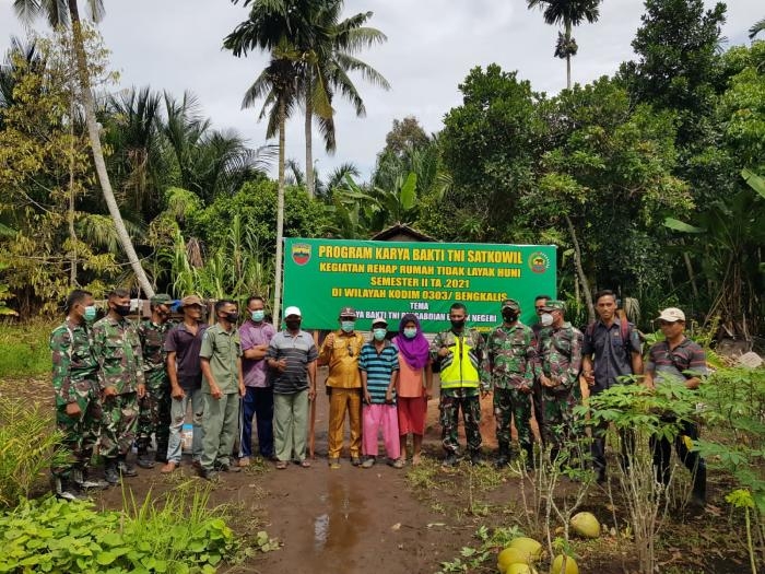 Kodim 0303/Bengkalis Lakukan Bedah Rumah Warga Tidak Layak Huni Di Desa Sekodi