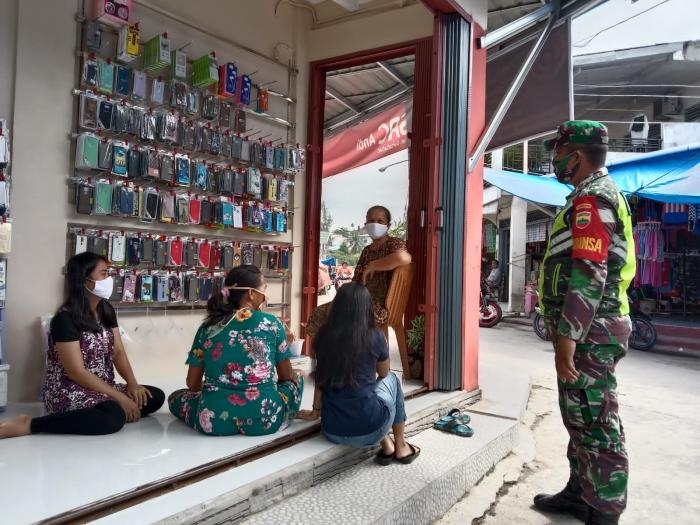 Putus Covid 19, Di Pasar Tradisional Serda Sugiarto Kembali Menggelar Operasi Prokes