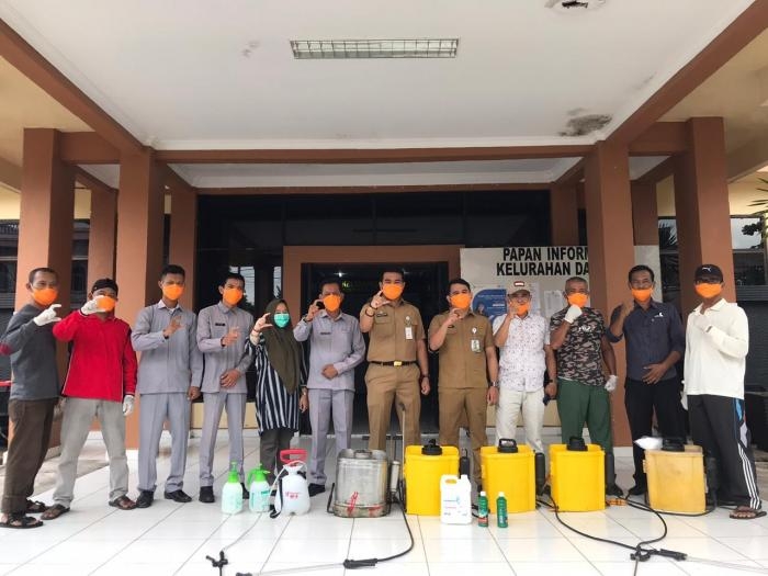Lurah Damon Jordy Lakukan Penyemprotan Disinfectan 