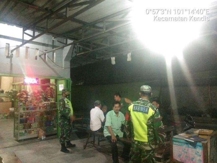 Anggota Koramil 11 Kandis Gelar Operasi Bantuan Kemanusiaan Penanganan Covid - 19