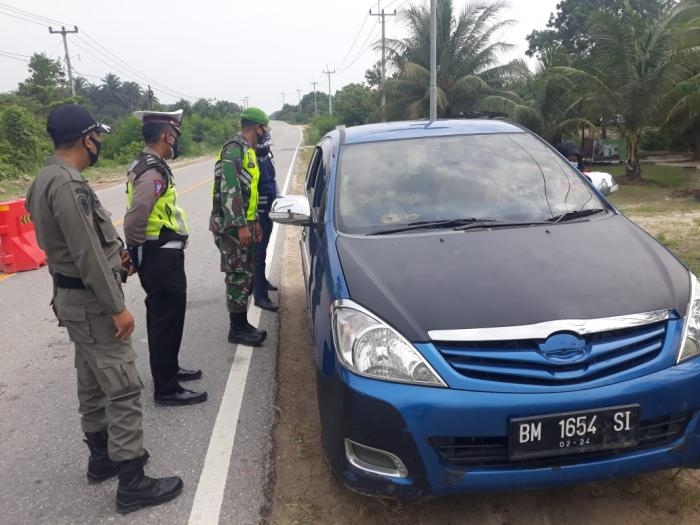 Cegah Penyebaran Covid 19, Personil Koramil 03 Siak Gelar Operasi Yustisi Di Pos Penyekatan Mudik
