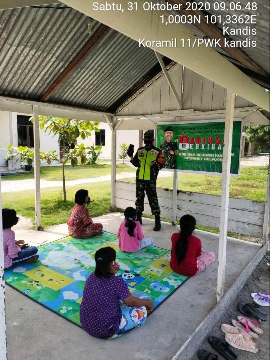 Peduli Pendidikan, Babinsa Koramil 11/PWK Kandis Berikan Paket Internet Gratis