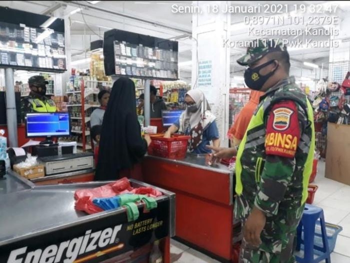 Personil Koramil 11/Pwk Kandis Mengelar Patroli Protokol Kesehatan di Pusat Keramaian