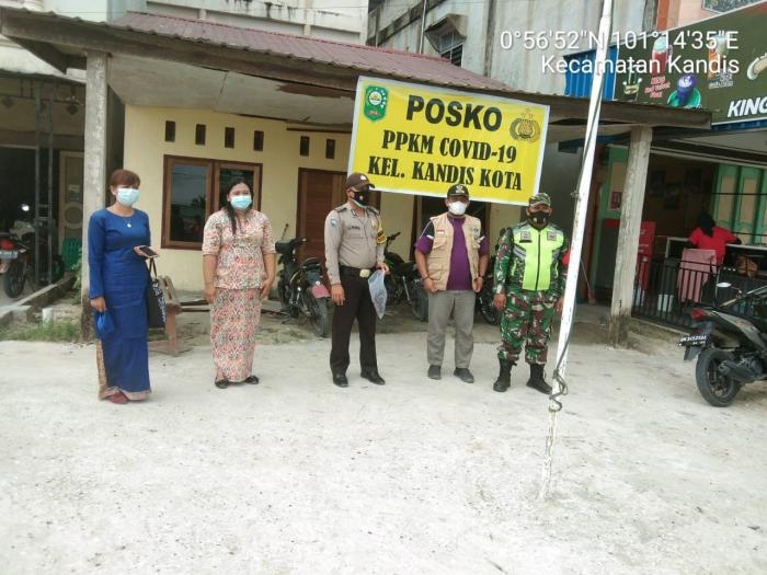 Personil Koramil 11 Kandis Gelar Operasi Prokes Di Posko PPKM Kelurahan Kandis