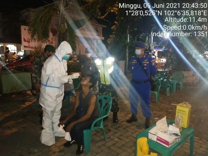 Wabah Covid 19 Belum Usai, Personil Koramil 01 Bengkalis Bersama Tim Gabungan Gelar Operasi