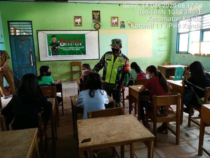 Anggota Danramil 11/Pwk Kandis Berikan Paket Internet Gratis Kepada Siswa