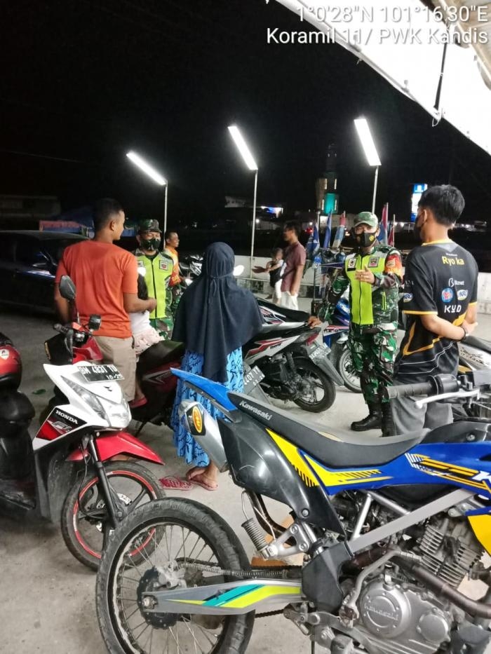 Babinsa Koramil 11 Kandis Gelar Operasi Prokes di Warung Kampung Kandis