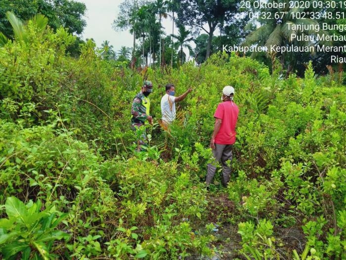 Cegah Karhutla, Babinsa Koramil 08/Merbau Gelar Patroli di Desa Renak Dungun dan Desa Tanjung Bunga.