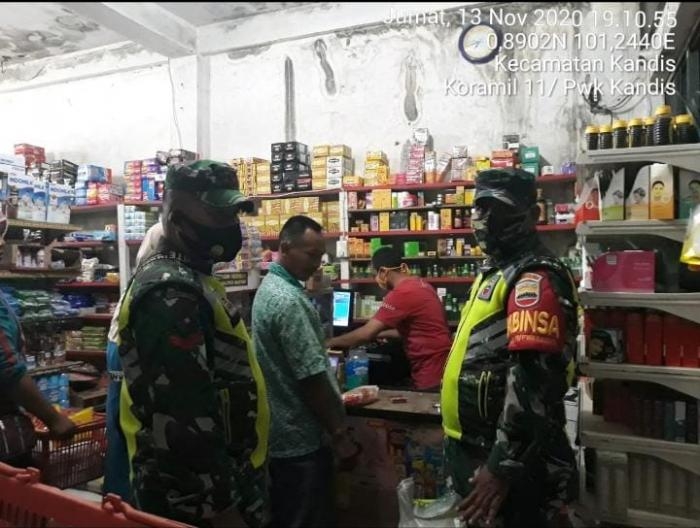Cegah Covid - 19 anggota Danramil 11/Pwk Kandis gelar patroli protokol kesehatan.