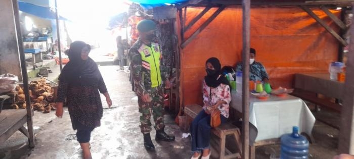 Cegah Bahaya Covid 19, Sertu Rudianto Giat Lakukan Prokes di Jalan Hangtuah Sungai Apit
