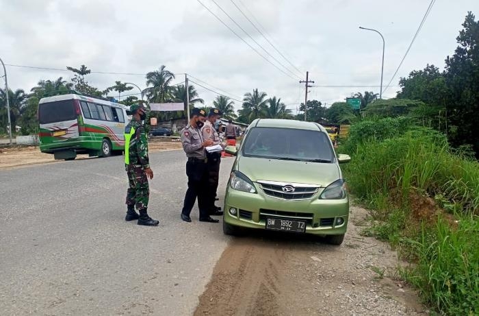 Personil Koramil 11 Kandis Gelar Operasi Prokes Di Pos Penyekatan Mudik Lebaran