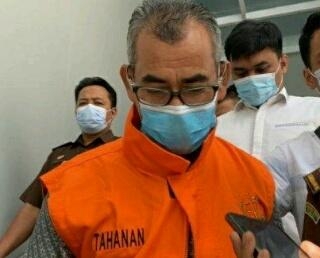 Kenakan Rompi Orange, Mantan Bupati Kuansing Mursini Ditahan Jaksa