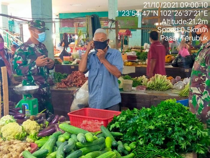 Cegah Covid 19, Pratu T Silaban Bersama Tim PPKM Giat Lakukan Monitoring di Pasar Terubuk Bengkalis