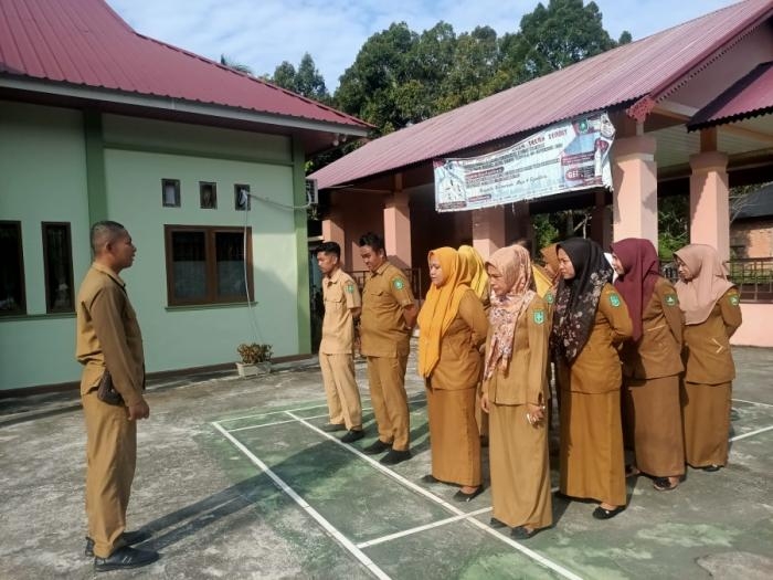 Tegakkan Disiplin, Sekdes Desa Senderak Muhammad Syuib Pimpin Apel Pagi