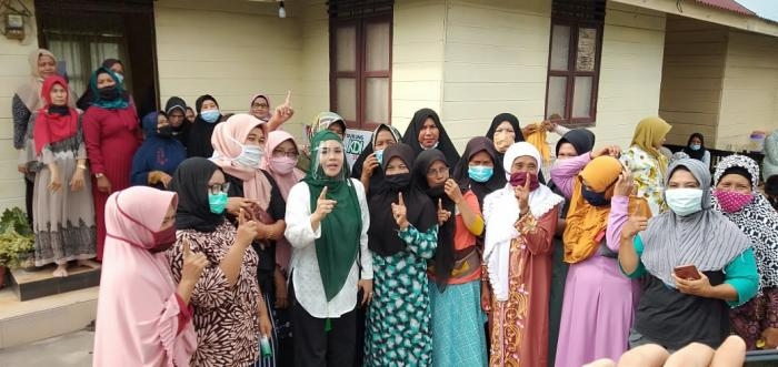 Emak-emak  Militan Menangis Doakan Iyeth Terpilih Jadi Wakil Bupati Bengkalis