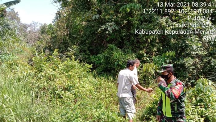 Atasi Kebakaran, Babinsa Desa Mekar Delima Giat Lakukan Patroli Karlahut