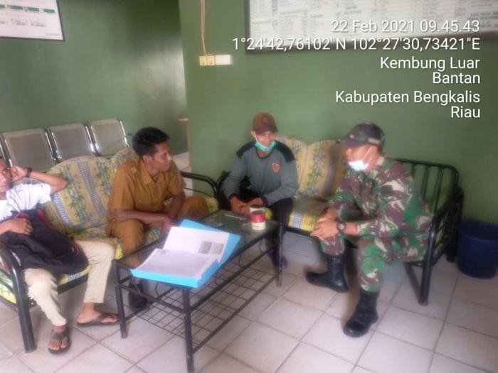Perkuat Kerjasama, Babinsa Desa Kembung Luar Jalin Komsos Bersama Warga