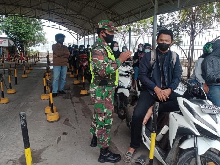 Putus Covid 19, Babinsa Koramil 07 Bukit Batu Gelar Operasi Prokes Kepada Penumpang Kapal