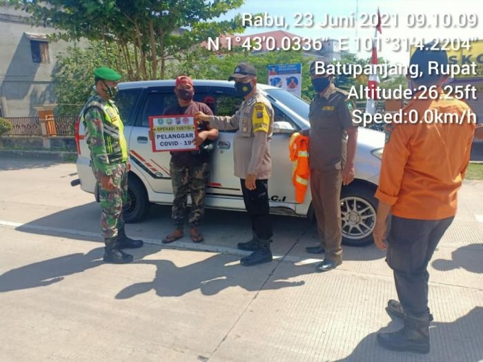 Cegah Penularan Covid 19, Babinsa Koramil 05 Rupat Gelar Patroli Prokes di Posko PPKM Batu Panjang