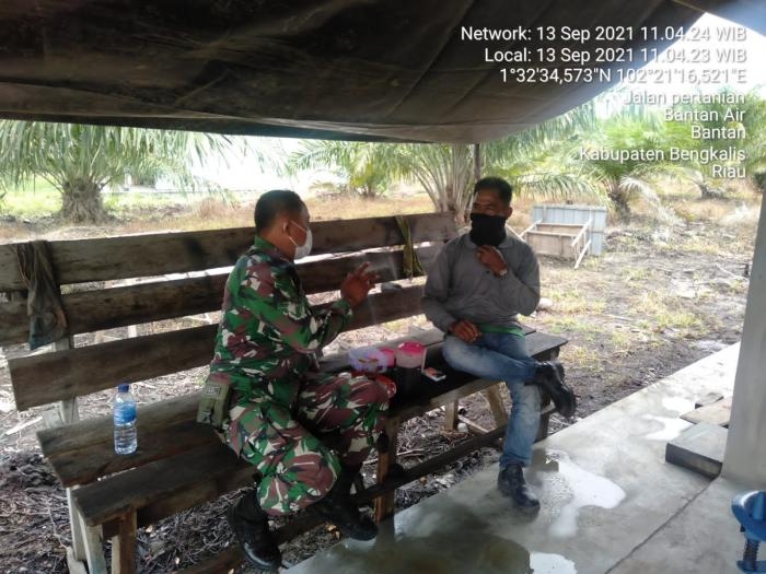Putus Covid 19, Babinsa Desa Bantan Timur, Serda Rustam Giat Lakukan Sosialisasi