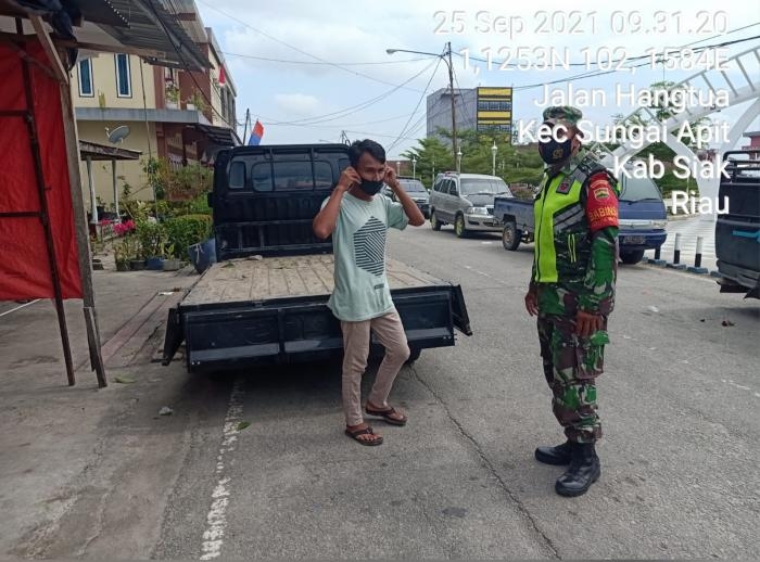 Cegah Bahaya Virus Corona, Serma Kamidi Menggelar Patroli Prokes di Jalan Hang Tuah Sungai Apit