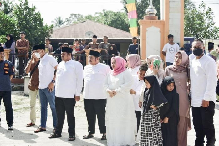 Usai Sholat Ied Adha di Masjid Arafah Duri, Bupati Kasmarni Saksikan Penyembelihan Hewan Qurban