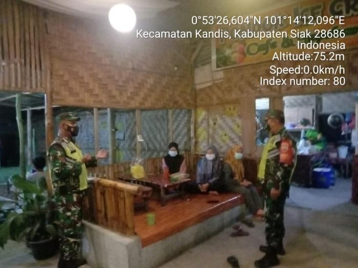Babinsa Koramil 11 Kandis Kembali Gelar Disiplin Prokes di Warung Simpang Belutu