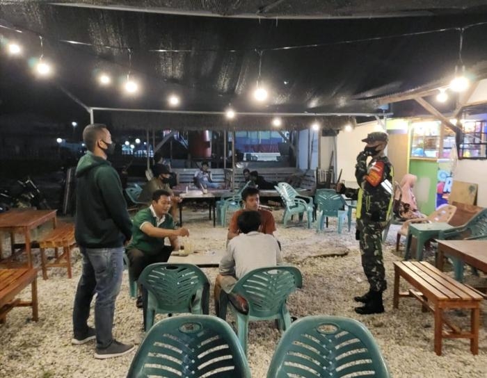 Babinsa Koramil 11/Pwk Kandis, terapkan disiplin covid - 19, di Kelurahan Telaga Sam Sam