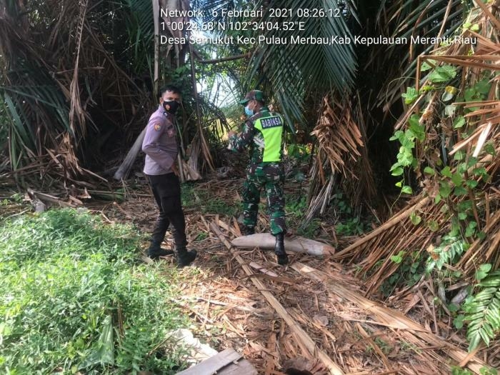 Cegah Karlahut, Babinsa Koramil 08 Merbau Gelar Patroli Bersama Warga