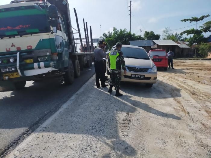 Sertu Ardhi Syam Kembali Terapkan Prokes dalam Operasi Yustisi di Kelurahan Minas Jaya