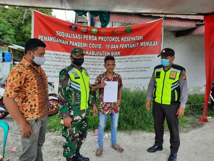 Sertu Susiawan Bersama Tim Lakukan Operasi Prokes di Kelurahan Minas