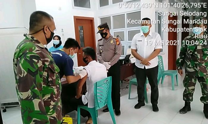 Cegah Penularan Covid 19, Babinsa Kampung Sungai Selodang Gelar Program Vaksinasi