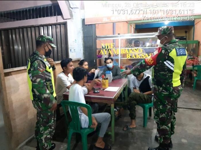 Babinsa Koramil 11/Pwk Kandis gelar patroli gakplin covid - 19 di Kelurahan Simpang Belutu.
